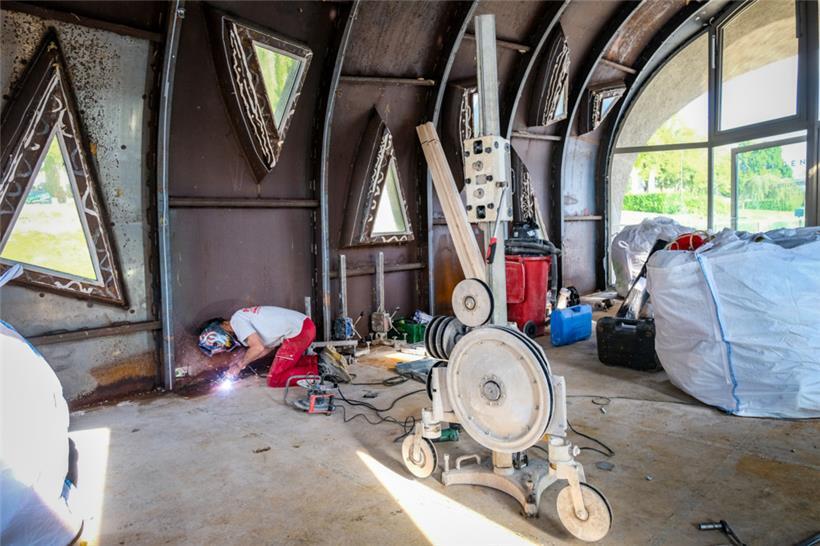 Mit der Trennscheibe wird das Gebäude nach und nach zerlegt