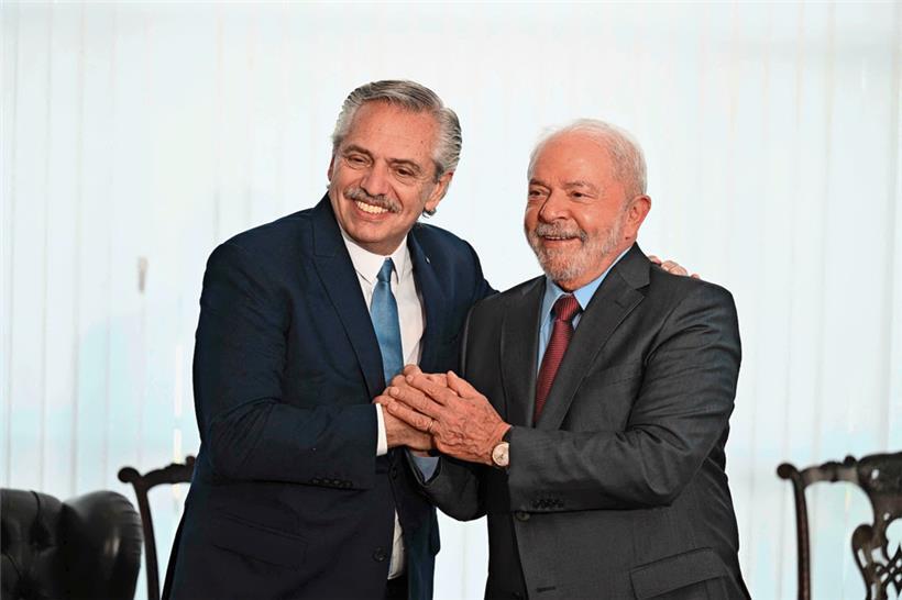 Mit der Wahl von Luiz Inacio Lula da Silva (r.) zum neuen Präsidenten in Brasilien – hier mit seinem argentinischen Amtskollegen Alberto Fernandez (l.) – wurden die Gespräche zwischen der EU und den Mercosur-Staaten über ein Handelsabkomen wieder aufgenommen
