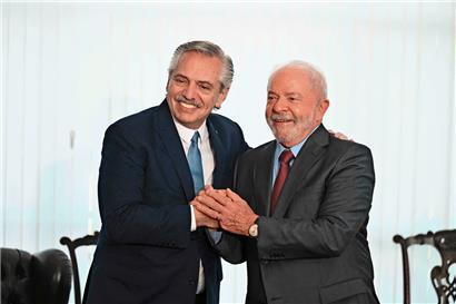 Mit der Wahl von Luiz Inacio Lula da Silva (r.) zum neuen Präsidenten in Brasilien – hier mit seinem argentinischen Amtskollegen Alberto Fernandez (l.) – wurden die Gespräche zwischen der EU und den Mercosur-Staaten über ein Handelsabkomen wieder aufgenommen
