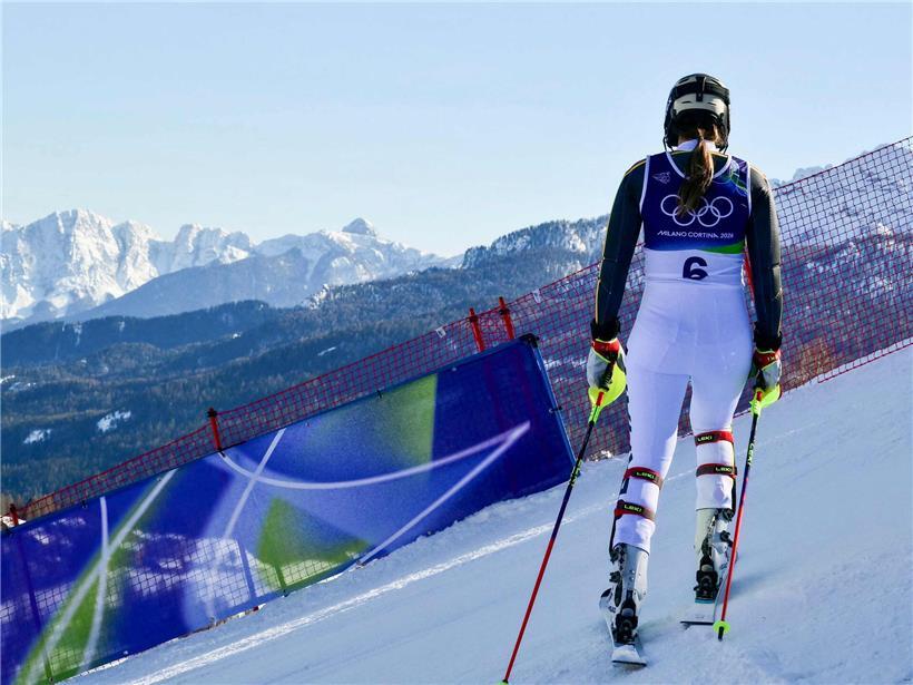 Lena Dürr stürzt beim ersten Tor ihres letzten olympischen Skirennens trotz Führung im ersten Durchgang und scheidet früh aus