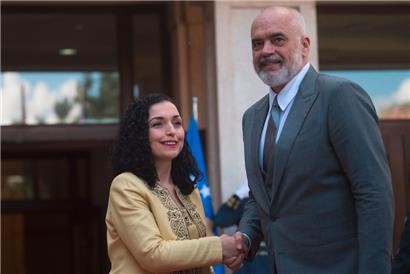 Mit der kosovarischen Präsidentin Vjosa Osmani verträgt sich der albanische Premierminister Edi Rama (r.)
