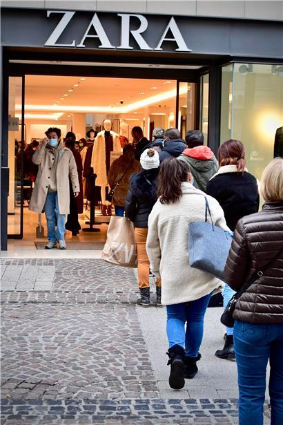 Mit der neuen Regelung werden Geschäfte angehalten, ihre Kundenanzahl zu kontrollieren – die Warteschlangen vor den Läden dürften nicht kürzer werden
