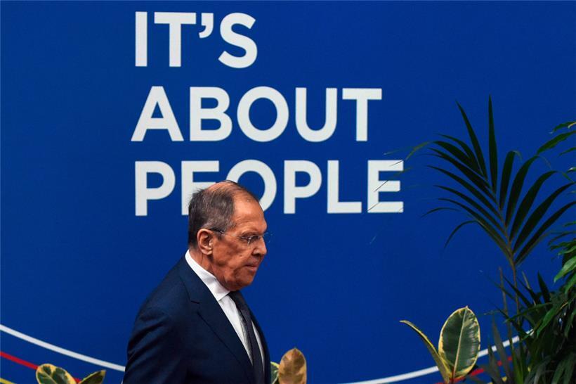 Mit diesem Leitspruch, der beim Treffen des OSZE-Ministerrates in Skopje zu sehen ist, kann der russische Außenminister Sergej Lawrow nicht viel anfangen
