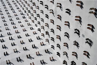 Mit dieser Installation prangerte der Künstler Vahit Tuna im September 2019 in Istanbul häusliche Gewalt gegen Frauen an. 
