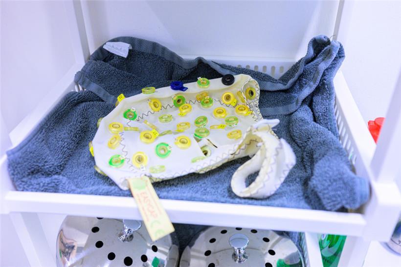 Mit dieser Kappe wird die Hirnaktivität während mancher Tests gemessen