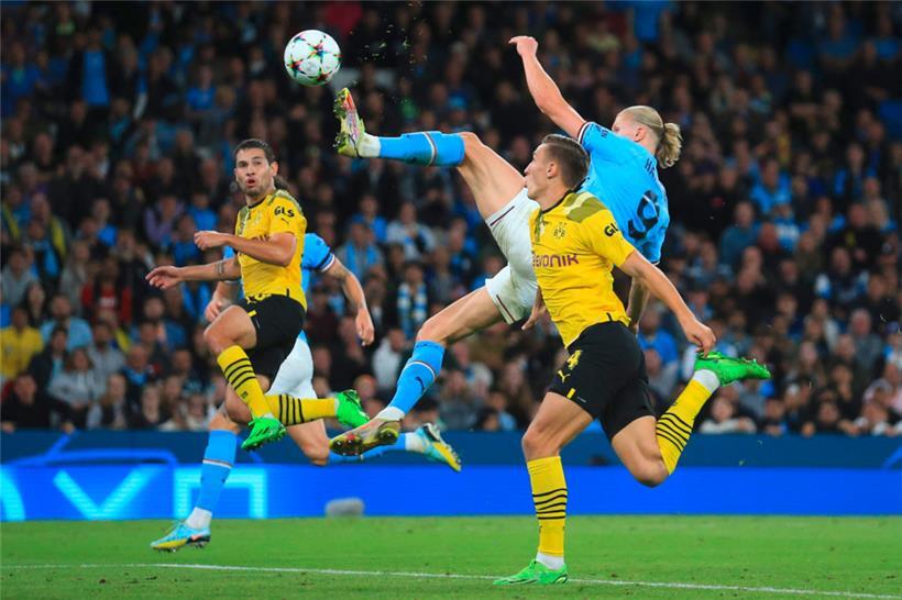 Mit dieser akrobatischen Aktion sorgte Erling Haaland am Mittwoch für das 2:1-Siegtor gegen Dortmund
