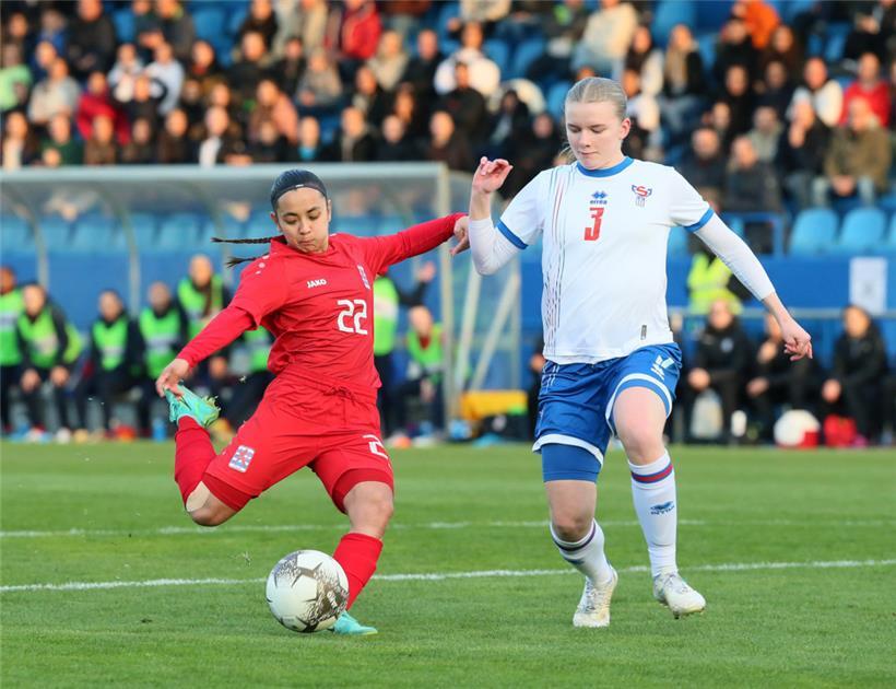 Mit drei Toren wieder einmal die gefährlichste Luxemburgerin auf dem Platz: Strafraumfuchs Amy Thompson (l.)
