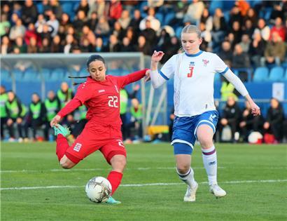 Mit drei Toren wieder einmal die gefährlichste Luxemburgerin auf dem Platz: Strafraumfuchs Amy Thompson (l.)
