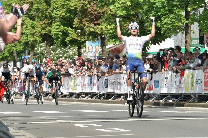 Mit ein paar Metern Vorsprung jubelte Lucas Grolier am Samstag in Sanem 

