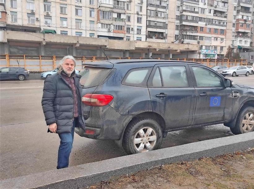 Mit einem Auto der UNO führte die Flucht zunächst von Kyjiw nach Kischinau. Dort hat das Paar das Fahrzeug abgegeben und wurde von Daniels Sohn abgeholt.
