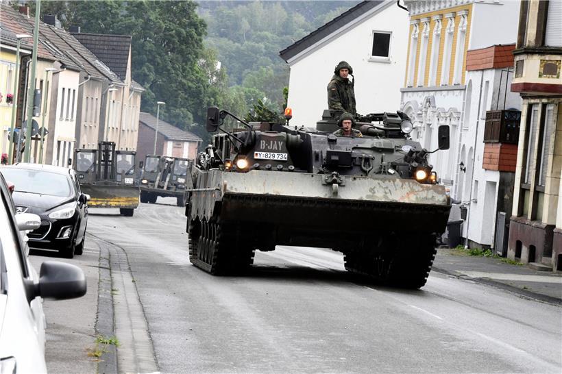 Mit einem Bergepanzer hilft die Bundeswehr in Hagen, Nordrhein-Westfalen
