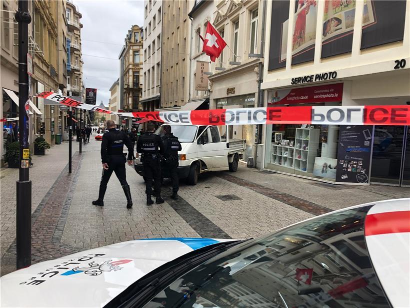 Mit einem Lieferwagen sind die Diebe in den Juwelierladen in der rue Philippe II...