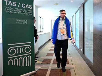 Wladyslaw Heraskewytsch mit blau-gelbem ukrainischen Schal beim CAS in Mailand am Freitagmorgen