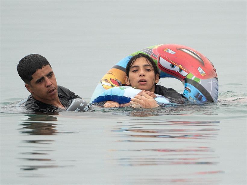 Mit einem Schwimmreifen als Schutz: Für vermutlich mehr als 100 Migranten wurde die Flucht über das Meer zum Grab