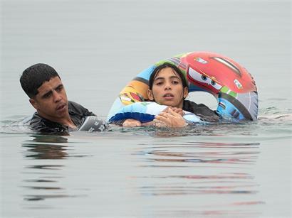 Mit einem Schwimmreifen als Schutz: Für vermutlich mehr als 100 Migranten wurde die Flucht über das Meer zum Grab