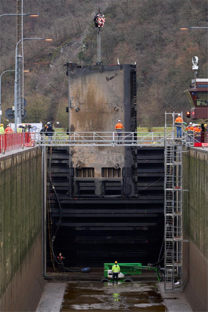 Mit einem Teleskop-Mobilkran wird in Müden (D) am 24. Januar 2025 das erste von ...