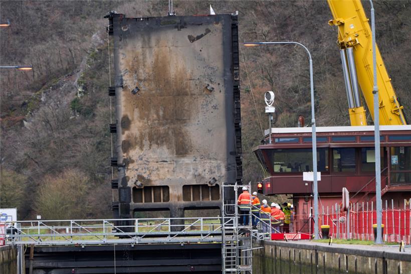 Mit einem Teleskop-Mobilkran wird in Müden (D) am 24. Januar 2025 das erste von ...