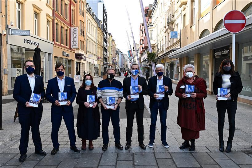 Mit einem freundlichen Gruß an den Marco-Polo-Verlag: Der Escher Schöffenrat mit den für die Willkommenbroschüre zuständigen Mitarbeiterinnnen des „Service à l’égalité des chances“ 
