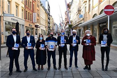 Mit einem freundlichen Gruß an den Marco-Polo-Verlag: Der Escher Schöffenrat mit den für die Willkommenbroschüre zuständigen Mitarbeiterinnnen des „Service à l’égalité des chances“ 
