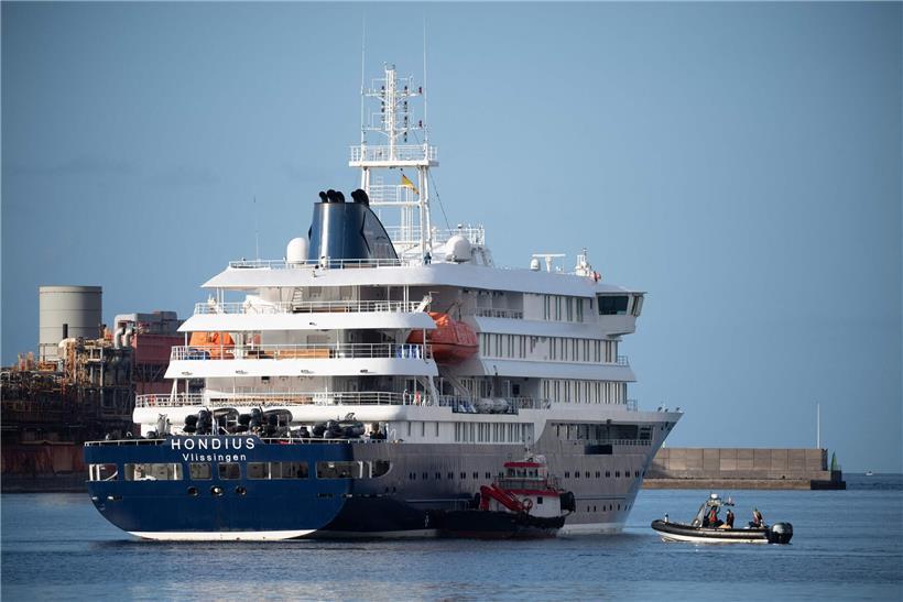 Passagiere werden mit kleinem Boot von Expeditionsschiff MV Hondius sicher an Land gebracht