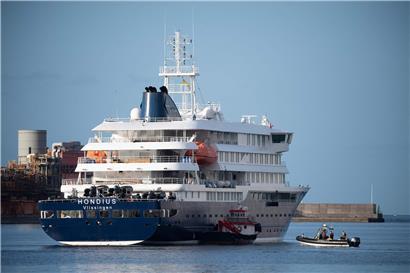 Passagiere werden mit kleinem Boot von Expeditionsschiff MV Hondius sicher an Land gebracht