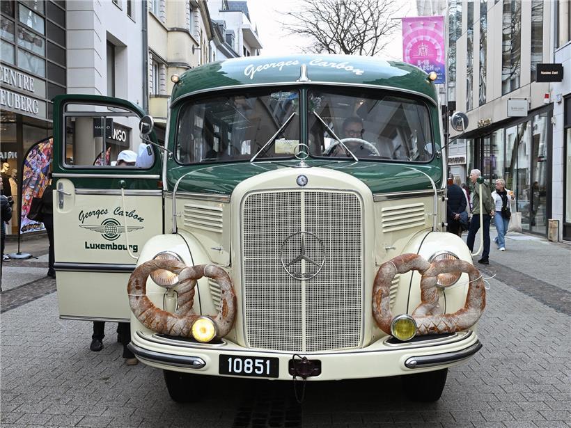 Oldtimerbus mit thematischer Dekoration fährt durch die historische Innenstadt von Luxemburg-Stadt
