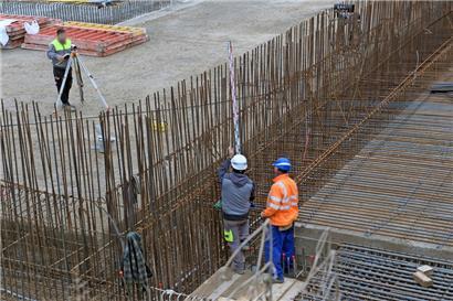 Mit einer Reihe unterschiedlicher Maßnahmen, die darauf abzielen, die energetische Sanierung von Gebäuden voranzutreiben und den Zugang zu Wohnraum zu verbessern, soll das schwächelnde Bauwesen gestärkt werden
