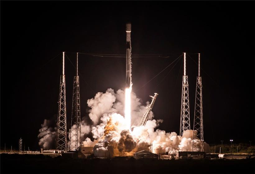 Mit einer Stunde Verspätung hebt die Falcon-9-Rakete in Cape Canaveral ab
