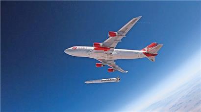 Mit einer Trägerrakete, die unter einem Flugzeug befestigt ist, will Virgin Orbit Satelliten in den Weltraum befördern
