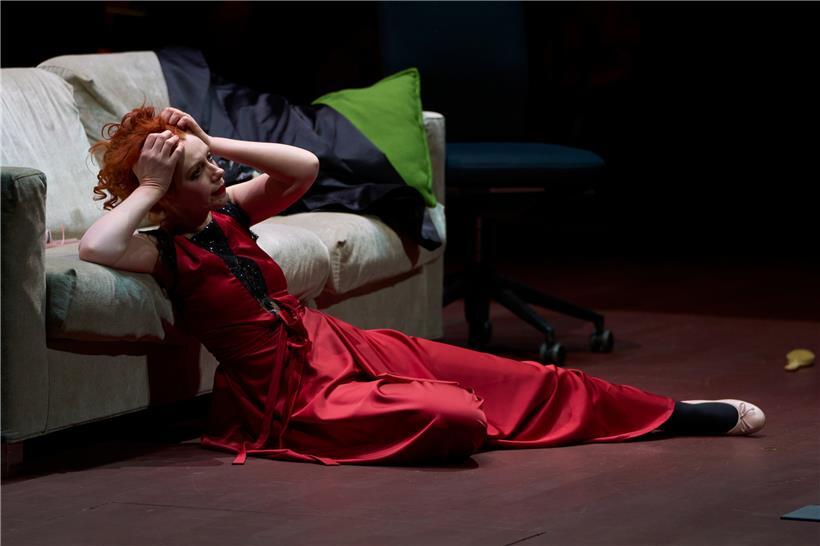 Mit einer atemberaubenden Gestaltungsfähigkeit, einer perfekten, stimmigen, quasi alle Regungen abdeckenden Psychologie und einer, wie immer, makellosen Gesangsdarbietung machte Patricia Petibon aus Poulencs La Voix humaine ein für das Publikum unvergessliches Erlebnis
