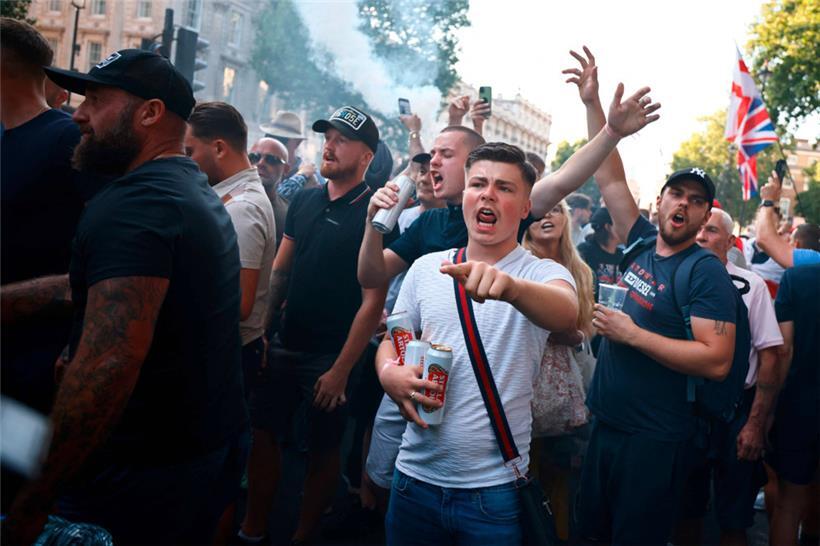 Mit einer handvoll Argumenten und schwerer Zunge rückte dieser junge Mann in den vergangenen Tagen zu einer Demo von Rechten in Whitehall vor dem Sitz des Premierministers an
