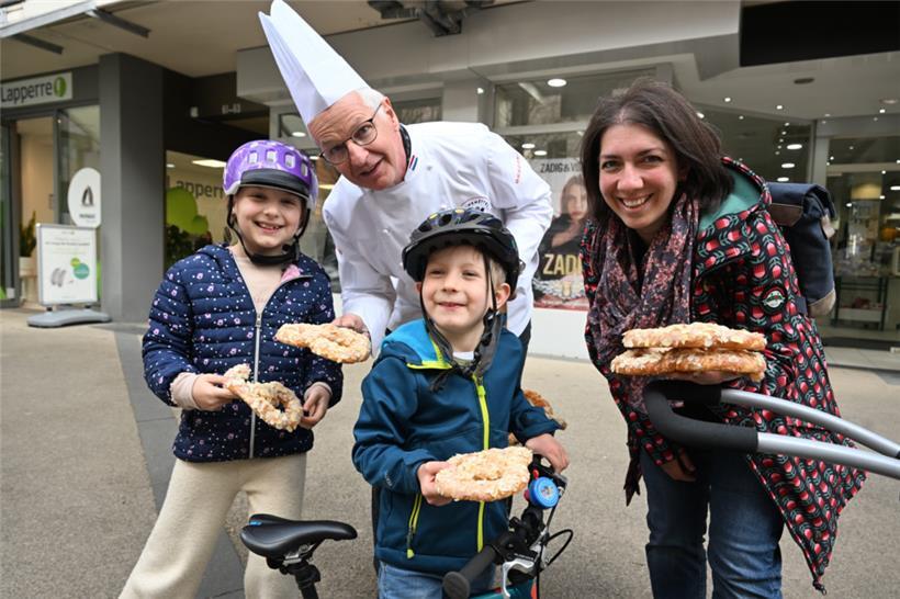 Mit einer süßen Aufmerksamkeit erinnerten die Mitglieder der Vereinigung des Lebensmittelhandwerks an den kommenden „Bretzelsonndeg“
