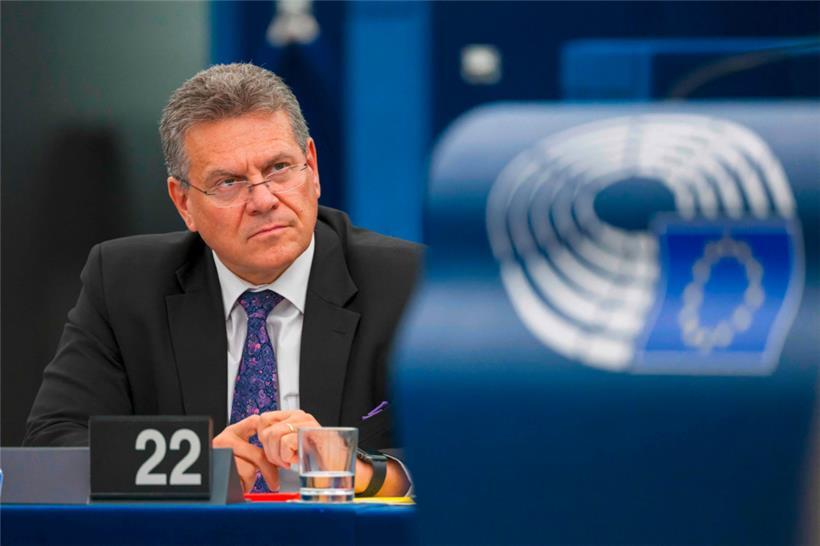 Mit ernster Miene verfolgt der EU-Handelskommissar Maros Sefcovic am Mittwoch die Debatte über den Zollstreit mit den USA im EU-Parlament
