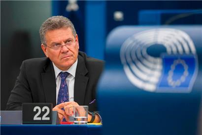 Mit ernster Miene verfolgt der EU-Handelskommissar Maros Sefcovic am Mittwoch die Debatte über den Zollstreit mit den USA im EU-Parlament
