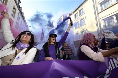 Mit ganz so vielen Demonstrantinnen wie beim Frauenstreik am 8. März ist wohl nicht zu rechnen, allerdings dürften am Dienstag wesentlich mehr Menschen gegen Rodrigues und die FLF demonstrieren als vergangenen Freitag (Archivbild)
