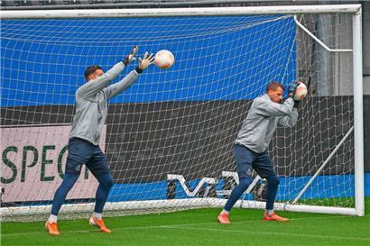 Mit gutem Beispiel vorangehen: Anthony Moris (r.) will den Neuankömmlingen das Leben leichter machen
