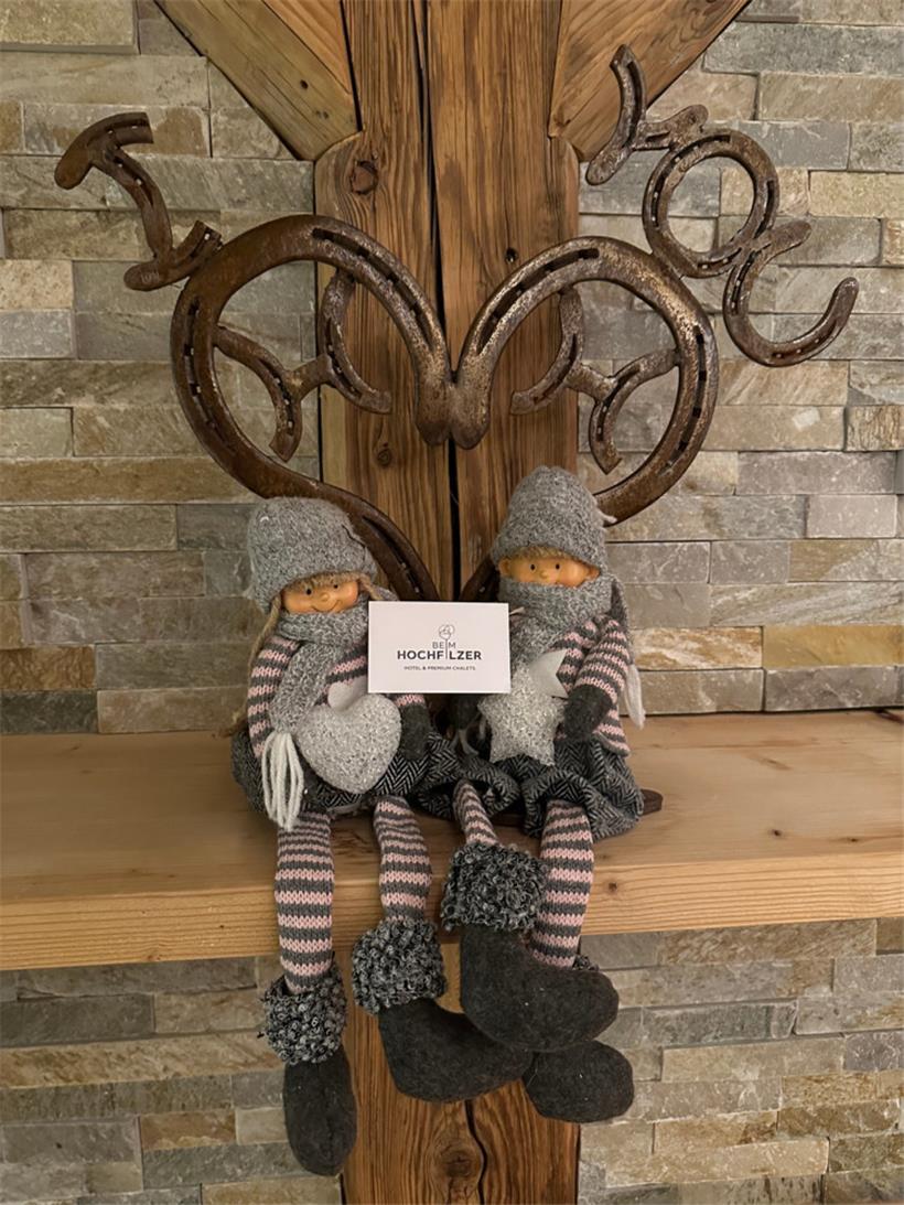 Mit handwerklichem Geschick haucht Norb alten Hufeisen neues Leben ein und verwandelt sie in einzigartige Kunstwerke, darunter diese besondere „I love you“-Wanddekoration
