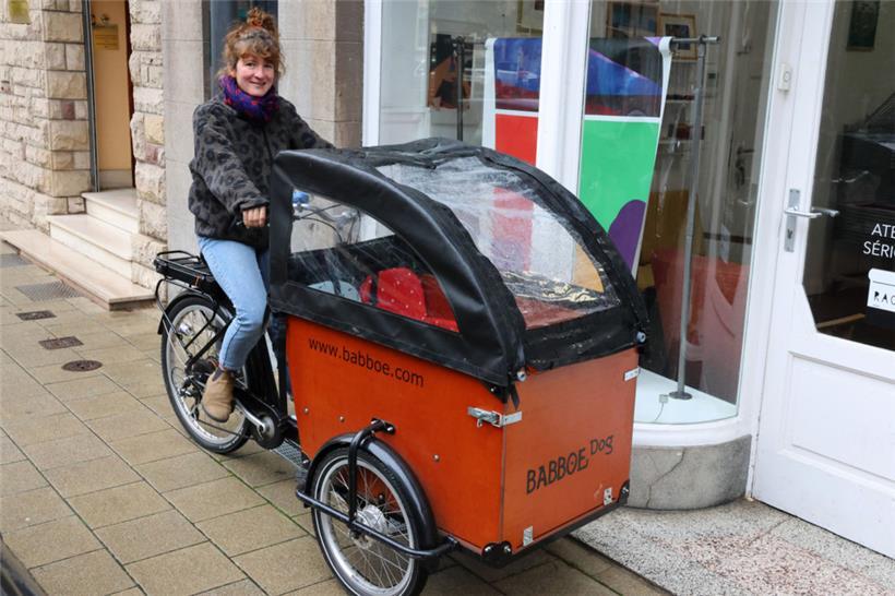 Mit ihrem Cargo-Bike fährt Irina Moons durch ganz Esch, auch zu ihrem Arbeitsplatz, dem „Webdesign Studio Raclette“ in der Dicks-Straße
