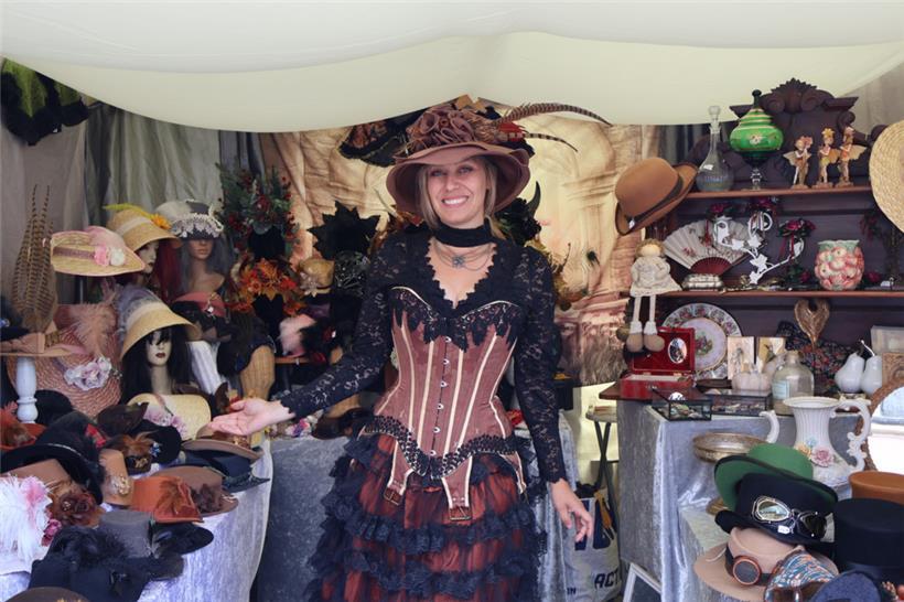 Mit ihren besonderen Hüten und Accessoires verzauberte Marie Christiann-Vandewalle die Besucher
