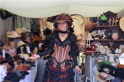 Mit ihren besonderen Hüten und Accessoires verzauberte Marie Christiann-Vandewalle die Besucher

