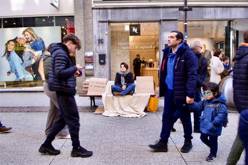 Mit ihrer Aktion wollten die Künstlerinnen und Künstler nicht nur ein Zeichen gegen das Bettelverbot setzen, sondern auch die Menschen zum Nachdenken anregen
