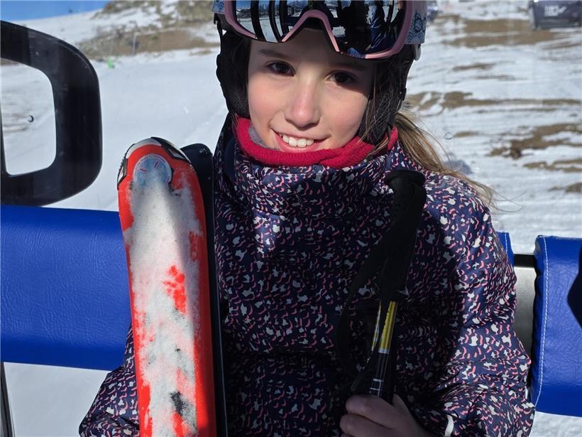 Frau erkundet mit Familie verschneite Berge auf Skiern, lernt durch Übung Skifahren und Familienabenteuer in den Alpen