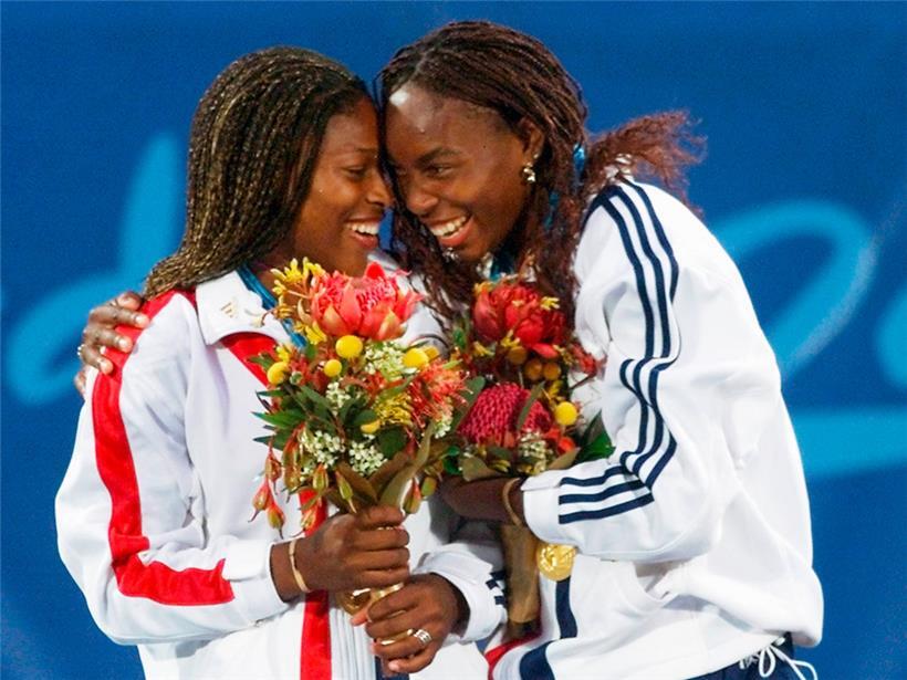 Mit ihrer Schwester Venus (r.) gewann Serena gleich dreimal Olympiagold im Doppel, ein erstes Mal im Jahr 2000 in Sydney. Die beiden Schwestern standen sich auch in neun Grand-Slam-Finals gegenüber.
