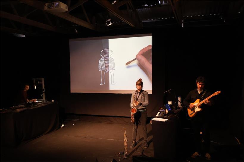 Mit ihrer Show „Minuit“ nahmen die Künstler um Musikerin Florence Kraus ihr Publ...