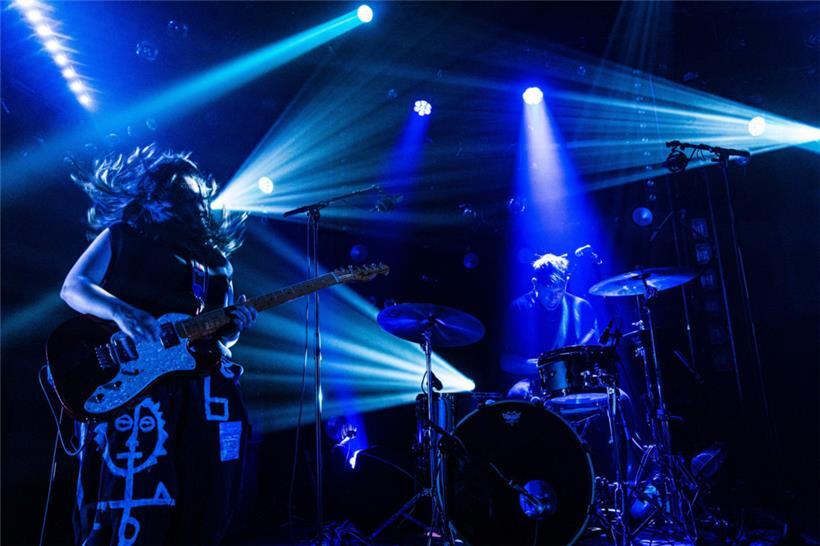Mit ihrer brausenden Performance rissen Sängerin und Gitarristin Jana Bahrich (links), Drummer Denis Schumacher (rechts) und Bassist Jeff Hennico das Publikum mit
