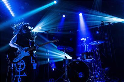 Mit ihrer brausenden Performance rissen Sängerin und Gitarristin Jana Bahrich (links), Drummer Denis Schumacher (rechts) und Bassist Jeff Hennico das Publikum mit
