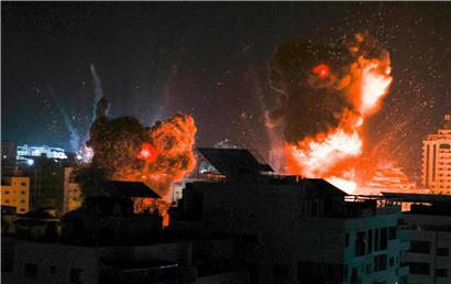 Mit israelischen Angriffen gegen Ziele im Gazastreifen und dem Beschuss israelischer Städte durch militante Palästinenser ging der Konflikt in die zweite Woche
