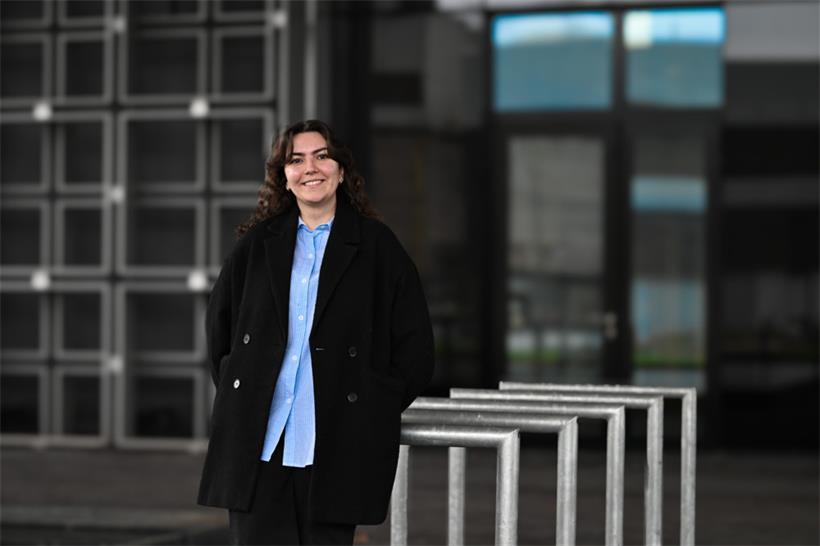 Mit moralischer Unterstützung durchs Studium: Studentin Raquel, die auf den Support ihres „Zwillings“ zurückgreifen kann
