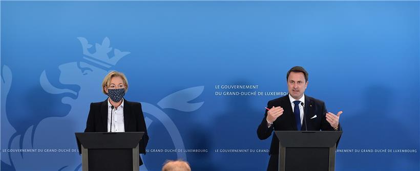 Mit neuen Coronamaßnahmen kommt scheinbar auch ein neuer Look. Gesundheitsministerin Paulette Lenert (l.) hat ihre markante Brille abgelegt und Premierminister Xavier Bettel hat seinen Dreitagebart wegrasiert.
