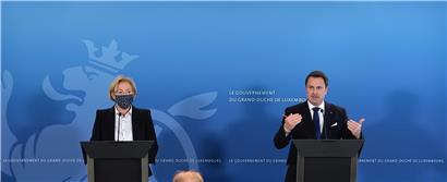 Mit neuen Coronamaßnahmen kommt scheinbar auch ein neuer Look. Gesundheitsministerin Paulette Lenert (l.) hat ihre markante Brille abgelegt und Premierminister Xavier Bettel hat seinen Dreitagebart wegrasiert.
